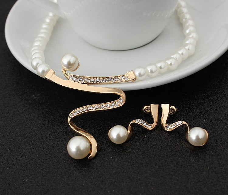 Pearl Necklace & Earrings Set